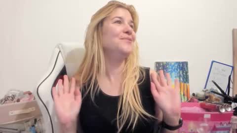 Snapshot of artsyandcraftsy_ chatting on October 28, 9:17 pm MIA online show from October 28, 9:17 pm