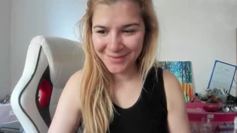 Snapshot of artsyandcraftsy_ chatting on October 29, 9:33 am MIA online show from October 29, 9:33 am