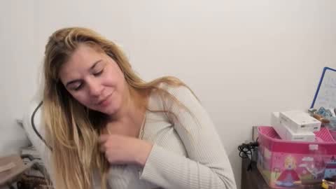 Snapshot of artsyandcraftsy_ chatting on October 30, 10:21 pm MIA online show from October 30, 10:21 pm