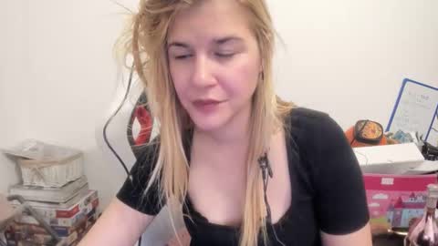 Snapshot of artsyandcraftsy_ chatting on October 31, 10:55 pm MIA online show from October 31, 10:55 pm