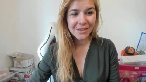 Snapshot of artsyandcraftsy_ chatting on November 2, 11:45 am MIA online show from November 2, 11:45 am