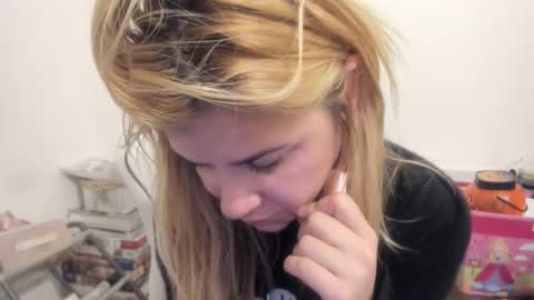 Snapshot of artsyandcraftsy_ chatting on November 3, 10:21 pm MIA online show from November 3, 10:21 pm