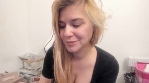 Snapshot of artsyandcraftsy_ chatting on November 7, 9:04 pm MIA online show from November 7, 9:04 pm