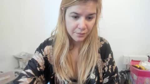 Snapshot of artsyandcraftsy_ chatting on November 9, 10:57 am MIA online show from November 9, 10:57 am