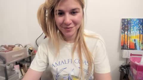 Snapshot of artsyandcraftsy_ chatting on November 10, 11:48 pm MIA online show from November 10, 11:48 pm