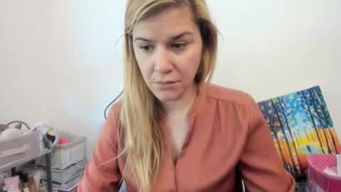 Snapshot of artsyandcraftsy_ chatting on November 13, 10:36 am MIA online show from November 13, 10:36 am