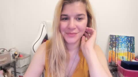 Snapshot of artsyandcraftsy_ chatting on November 15, 11:32 pm MIA online show from November 15, 11:32 pm