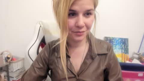 Snapshot of artsyandcraftsy_ chatting on November 17, 12:27 am MIA online show from November 17, 12:27 am