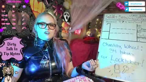 ArtsyHeartsyy online show from October 7, 2:09 am