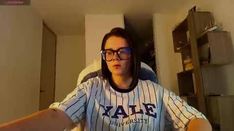 Snapshot of arya_starkw chatting on December 4, 11:41 am Ary 3 online show from December 4, 11:41 am