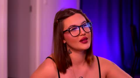 Lunaa  online show from October 27, 7:29 pm