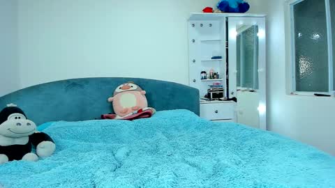 Snapshot of aschly_moon chatting on February 25, 5:19 am Aschly online show from February 25, 5:19 am