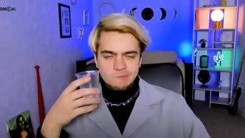 ash_raven_ online show from November 11, 3:23 pm