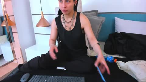 Ashkoreh online show from March 6, 10:39 pm