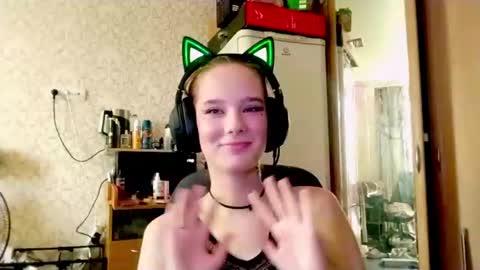 Snapshot of ashleenishimura chatting on August 7, 9:44 am Aust online show from August 7, 9:44 am