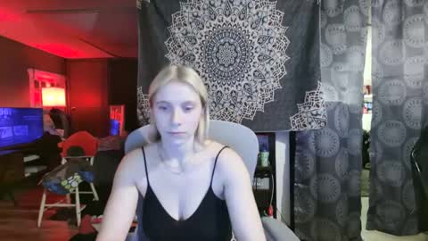 Snapshot of ashleewolfx chatting on December 23, 2:24 am Ashlee Wolf online show from December 23, 2:24 am