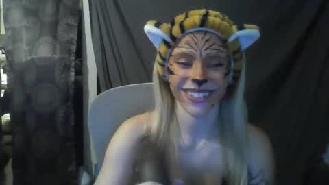 Snapshot of ashleewolfx chatting on October 27, 4:16 am Ashlee Wolf online show from October 27, 4:16 am