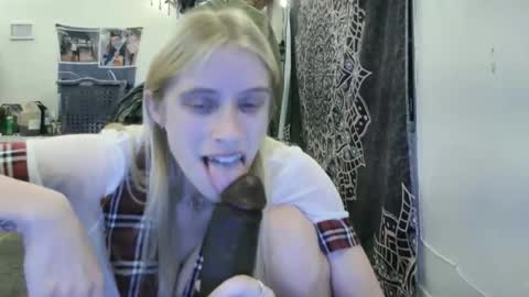 Snapshot of ashleewolfx chatting on November 11, 10:10 pm Ashlee Wolf online show from November 11, 10:10 pm