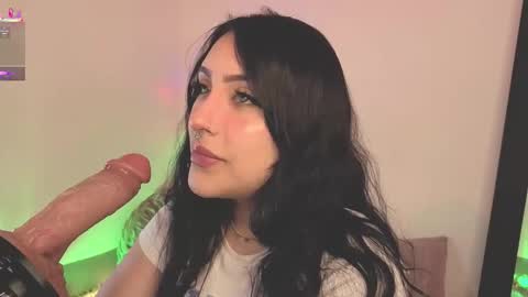 Snapshot of ashlynnlowe_ chatting on November 23, 7:35 pm Ash online show from November 23, 7:35 pm