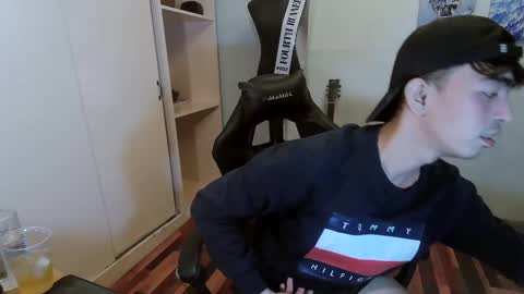 Snapshot of asiancummer_bry69 chatting on December 25, 11:54 am Bry online show from December 25, 11:54 am