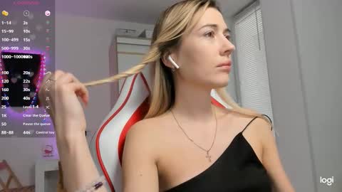 Snapshot of askcaroline chatting on February 27, 1:22 pm Caroline online show from February 27, 1:22 pm