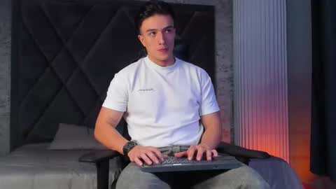 Snapshot of aslanfox_ chatting on December 21, 9:22 pm Aslan online show from December 21, 9:22 pm