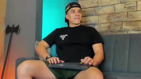 Snapshot of aslanfox_ chatting on February 7, 3:21 am Aslan online show from February 7, 3:21 am