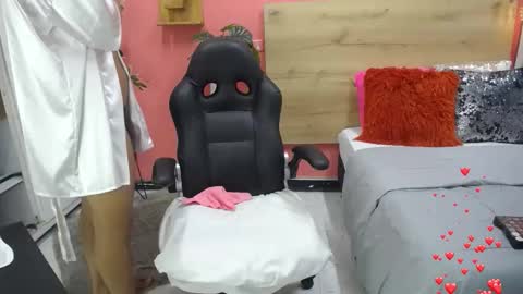 Snapshot of aslyhernandez chatting on May 18, 11:27 am ASLY online show from May 18, 11:27 am