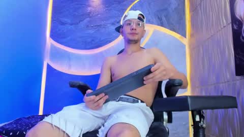 Snapshot of asmodeohot20 chatting on December 16, 5:01 am asmodeohot20 online show from December 16, 5:01 am