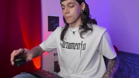 Snapshot of asmodeuszz chatting on December 9, 9:37 pm asmodeuszz online show from December 9, 9:37 pm