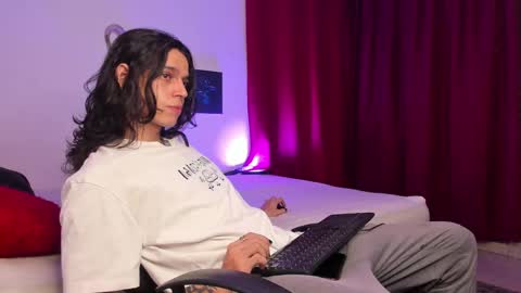 Snapshot of asmodeuszz chatting on February 16, 8:43 am asmodeuszz online show from February 16, 8:43 am