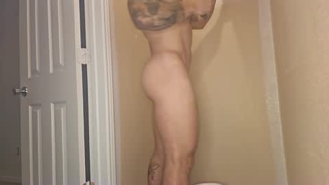 Snapshot of asstasticmuscle chatting on March 10, 11:38 pm Your Favorite Naked Trainer online show from March 10, 11:38 pm