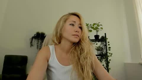 astramonroe online show from March 27, 8:26 am