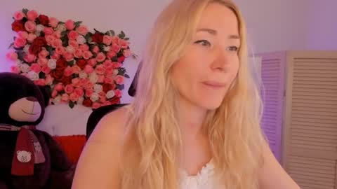 astramonroe online show from June 3, 7:11 am