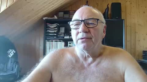 Snapshot of asusandy chatting on February 20, 9:43 am asusandy online show from February 20, 9:43 am