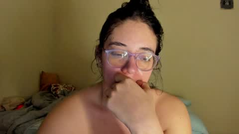 Snapshot of atenas__05 chatting on July 15, 9:25 am atenas online show from July 15, 9:25 am