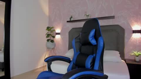 Snapshot of atenea_jones_ chatting on June 5, 7:52 pm Atenea online show from June 5, 7:52 pm