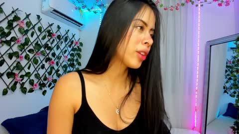 Snapshot of atenea_kros chatting on February 5, 10:41 am Atenea online show from February 5, 10:41 am