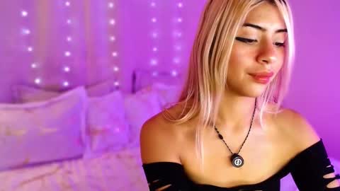 Snapshot of athenea_sweet_aa chatting on February 14, 5:15 am Athenea online show from February 14, 5:15 am