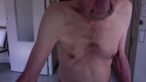 Snapshot of auguste061400 chatting on January 10, 9:44 am auguste061400 online show from January 10, 9:44 am