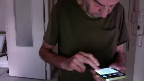 Snapshot of auguste061400 chatting on February 10, 9:04 am auguste061400 online show from February 10, 9:04 am