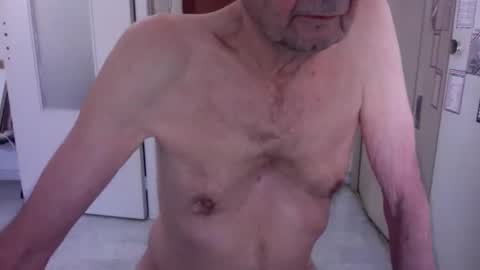 Snapshot of auguste061400 chatting on March 5, 9:05 am auguste061400 online show from March 5, 9:05 am