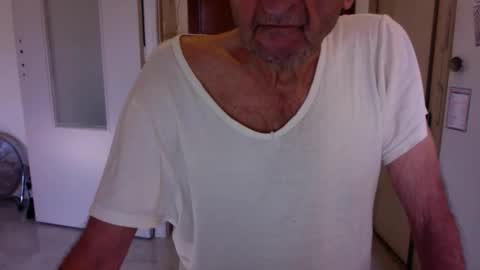 Snapshot of auguste061400 chatting on November 28, 9:23 am auguste061400 online show from November 28, 9:23 am