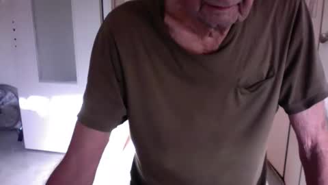 Snapshot of auguste061400 chatting on December 18, 8:53 am auguste061400 online show from December 18, 8:53 am