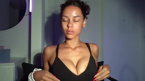 Snapshot of augustlaines chatting on November 1, 8:00 pm August online show from November 1, 8:00 pm