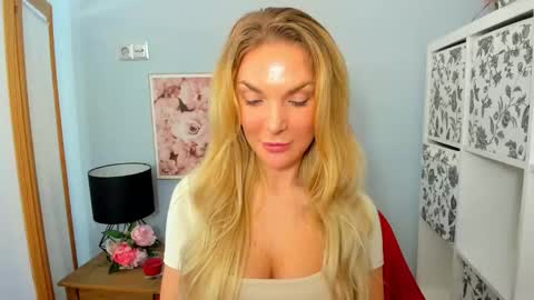 Snapshot of aullorasensual chatting on December 2, 10:18 am AulloraSensual online show from December 2, 10:18 am