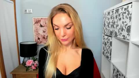 Snapshot of aullorasensual chatting on December 13, 9:57 am AulloraSensual online show from December 13, 9:57 am