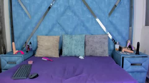 Monii Yi online show from November 18, 5:01 am