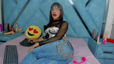 Monii Yi online show from June 18, 3:29 am