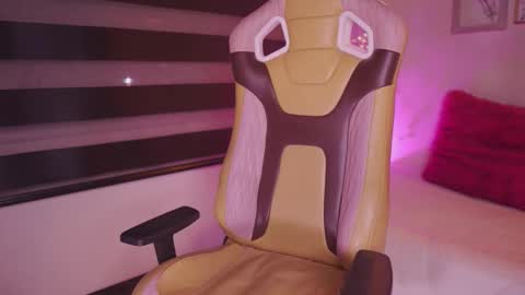 Snapshot of aura_rouss chatting on November 28, 2:03 am aura_rouss online show from November 28, 2:03 am